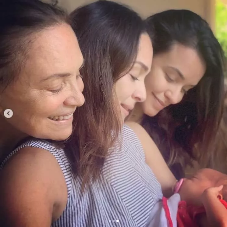 Gabriela Duarte com sua sobrinha recém-nascida