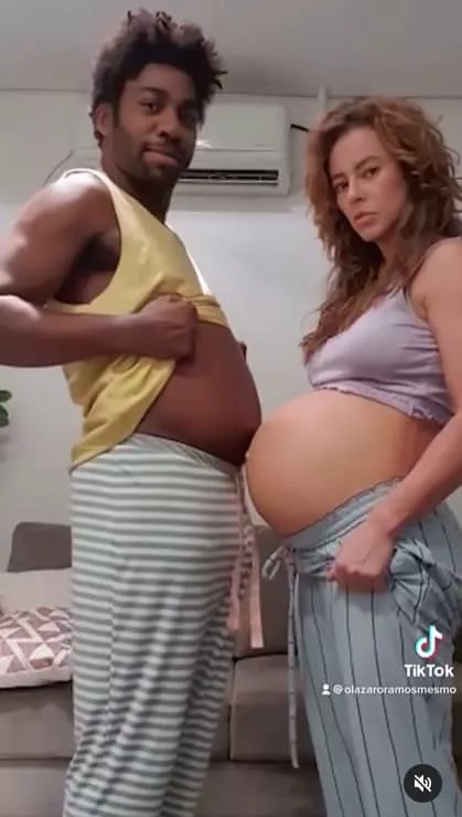 Paolla Oliveira e sua barriga de grávida falsa ao lado de Lázaro Ramos