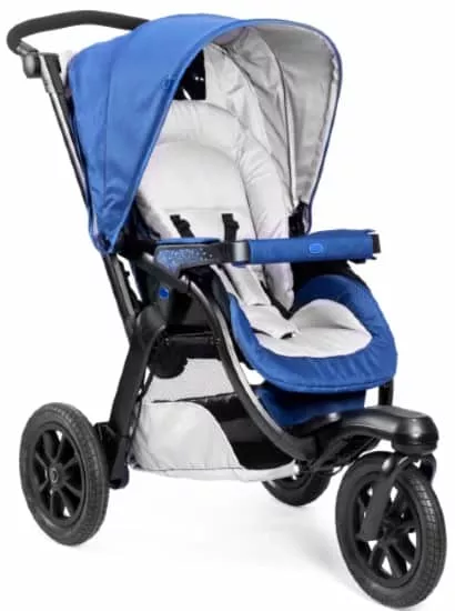 Entre os tipos de carrinho de bebê mais comuns estão os com três rodas 