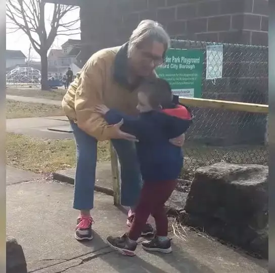 O encontro da avó com o neto foi emocionante
