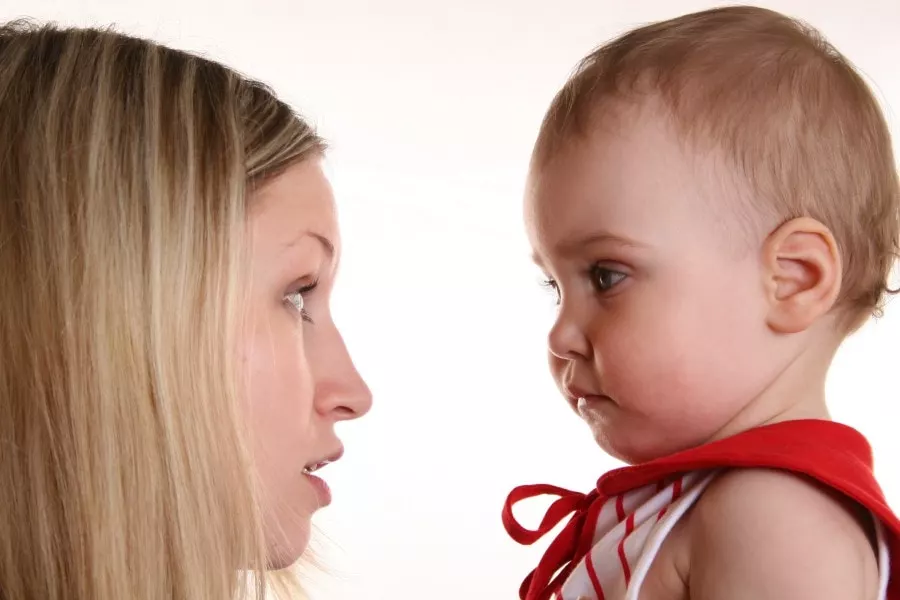 Abaixar para falar com o bebê facilita o baby talk
