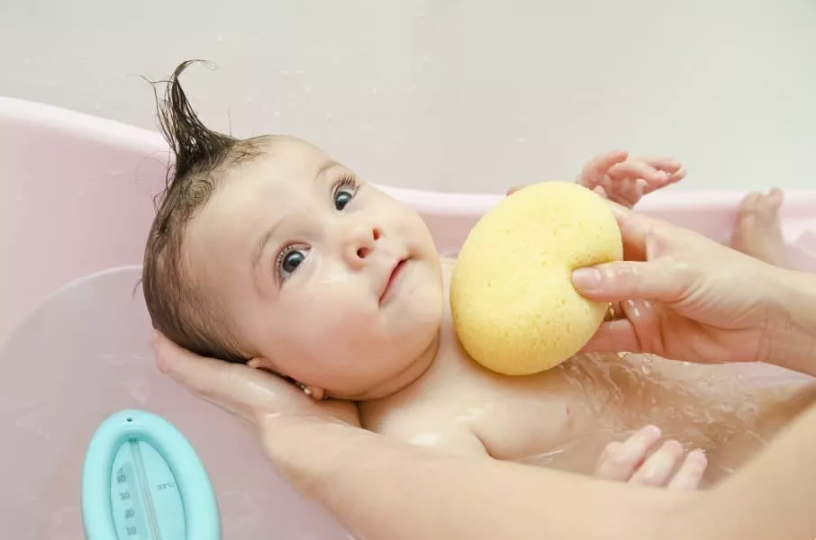 Veja como se preparar para dar banho no bebê e os produtos que devem ser usados 
