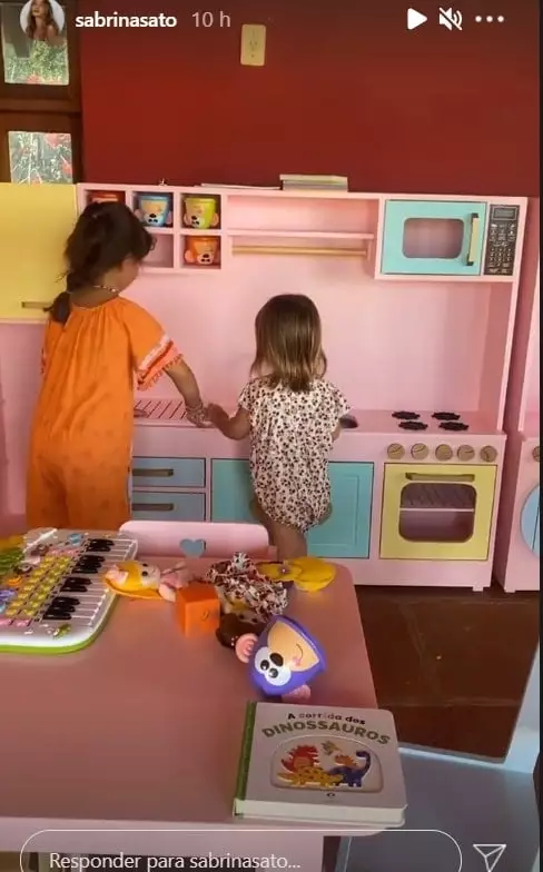 Filha de Duda Nagle e Sabrina Sato na cozinha de brinquedo