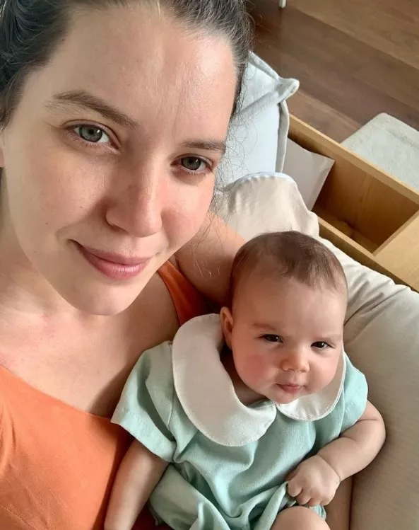 Nathalia Dill e a filha de dois meses