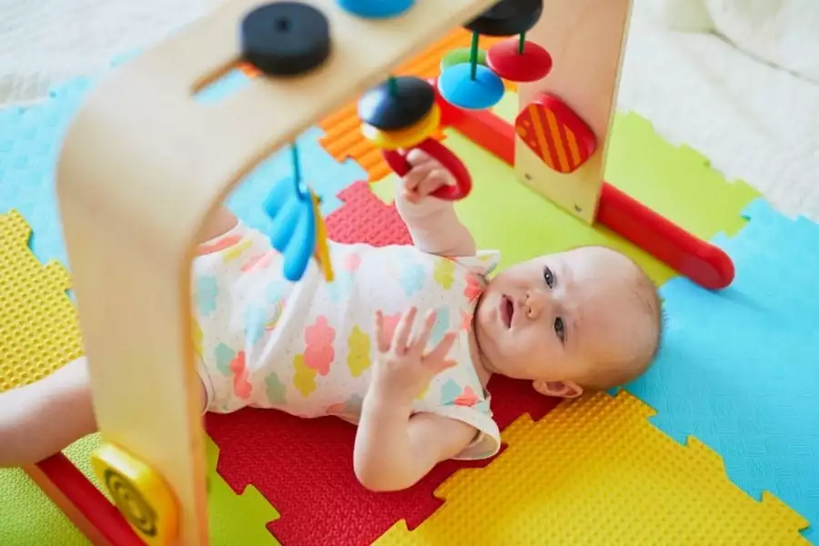 Os tapetes de atividades para bebês são vendidos em lojas infantis 