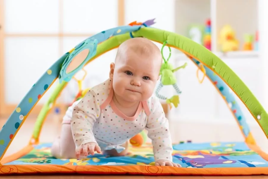 Os tapetes de atividades para bebês ajudam os pequenos a se movimentarem