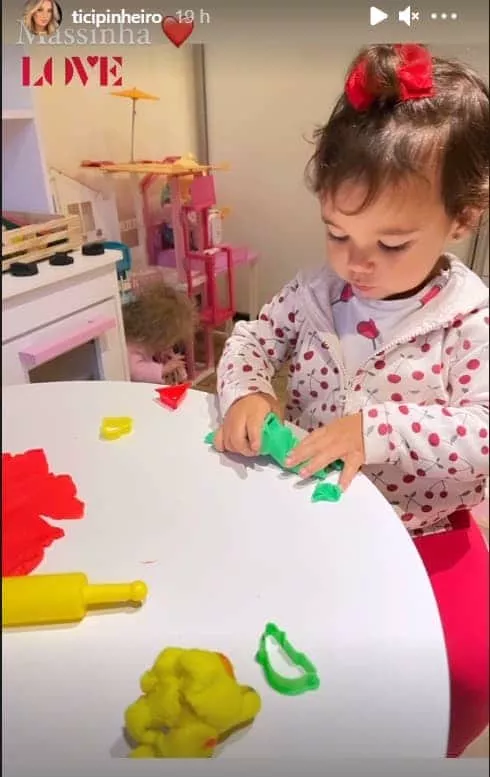 Bebê de Ticiane Pinheiro no seu quarto de brinquedo