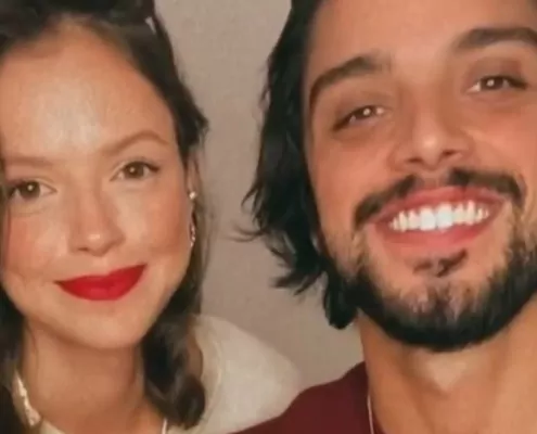 Agatha Moreira e Rodrigo Simas surgiram com um teste de gravidez e explicaram