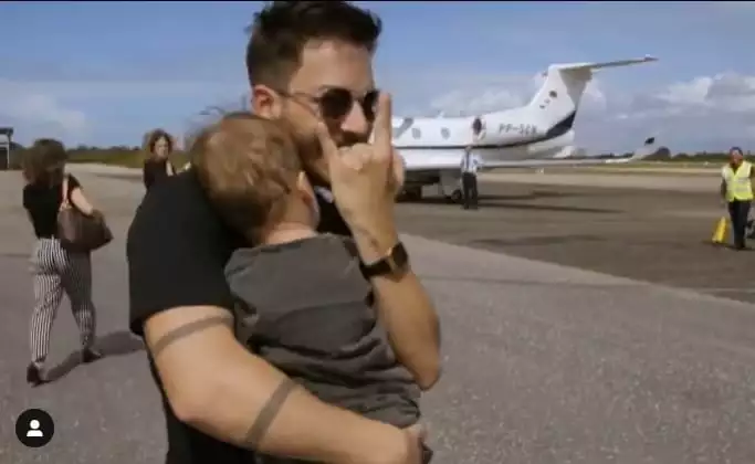 Junior Lima com o seu bebê Otto em turnê com Sandy