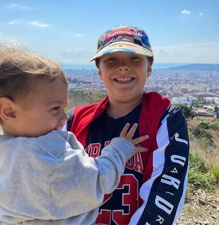 Filho de Neymar na Espanha com seu irmão caçula