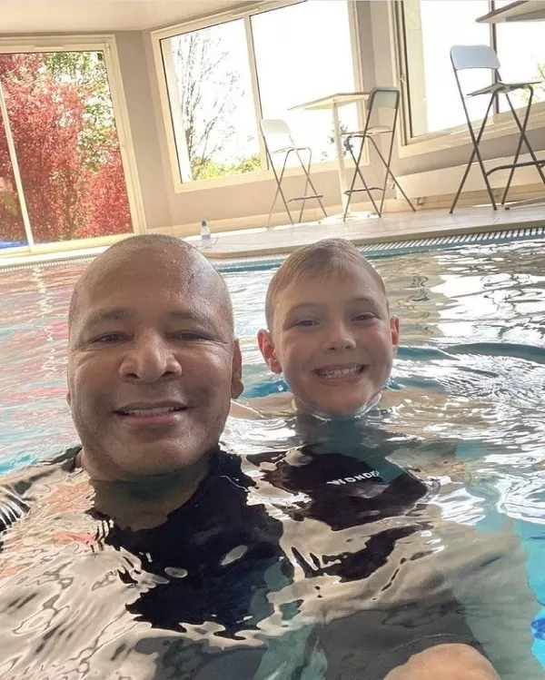 Filho de Neymar junto com o avô na piscina de seu pai