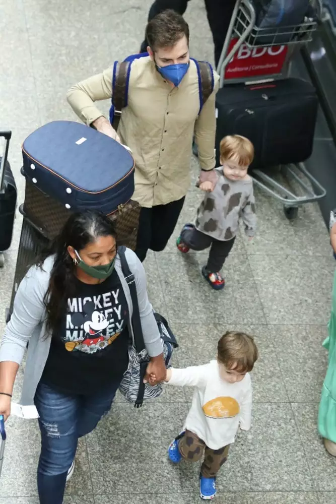 Thales Bretas no aeroporto com seus filhos com Paulo Gustavo