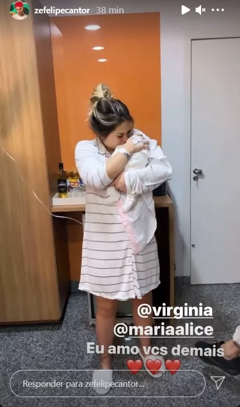 Zé Felipe mostrando Virginia Fonseca com a filha deles