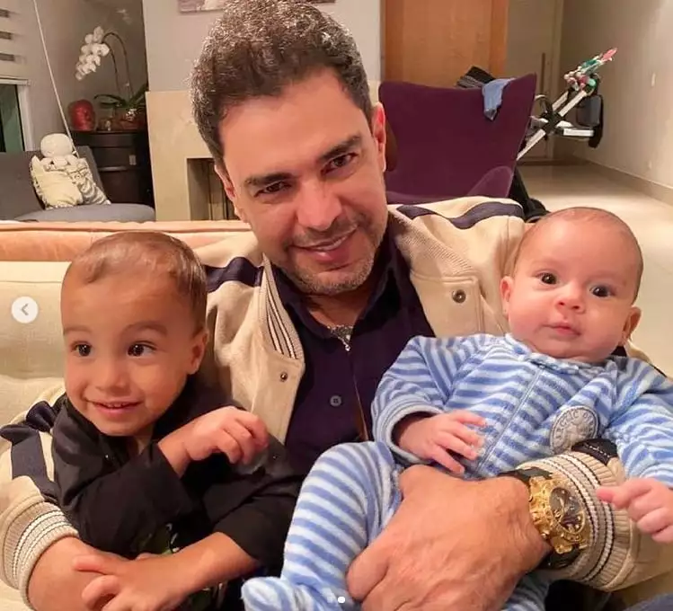 Zezé Di Camargo com seus netos mais novos
