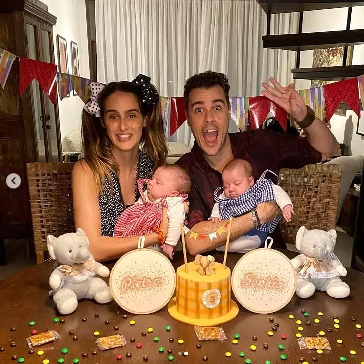 Joaquim Lopes e Marcella Fogaça com as filhas gêmeas