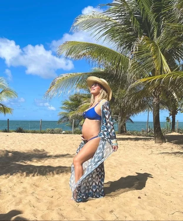 Lorena Improta exibindo barriga no sétimo mês de sua gravidez