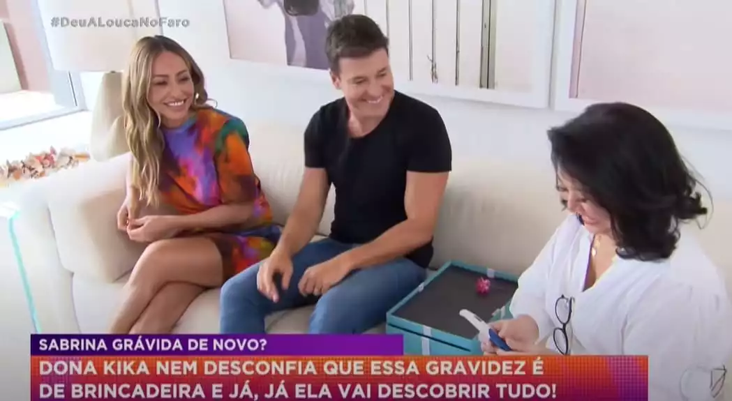 Sabrina Sato e Rodrigo Faro mostrando um teste de gravidez para Dona Kika