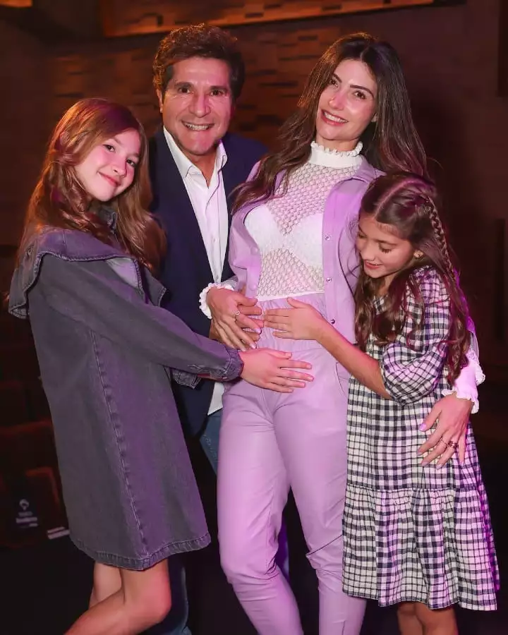 Daniel junto com sua esposa e as filhas