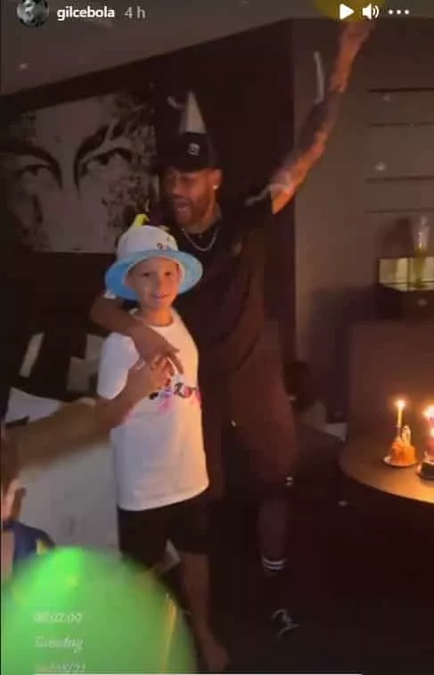 Neymar no aniversário do filho na sua mansão