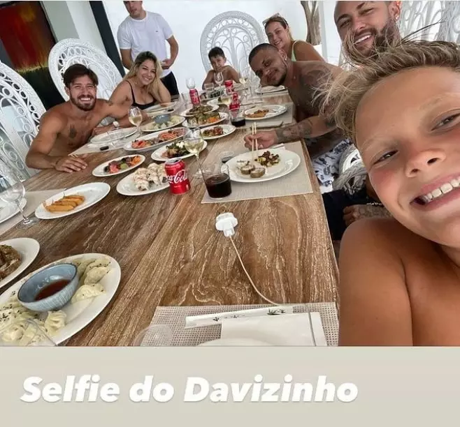 Neymar e Carol Dantas ao lado do filho e de amigos