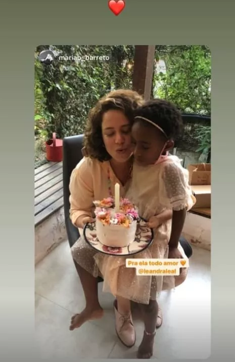 Leandra Leal com a filha Júlia comemorando o aniversário
