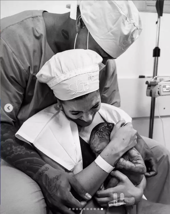 Léo Santana e Lorena Improta com sua bebê recém-nascida