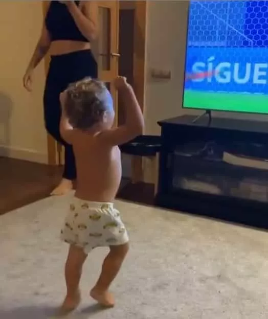 Neymar mostrando o irmão mais novo de seu filho