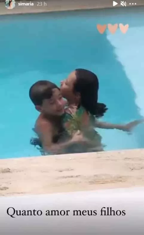 Simaria mostrando seus filhos na piscina da sua mansão