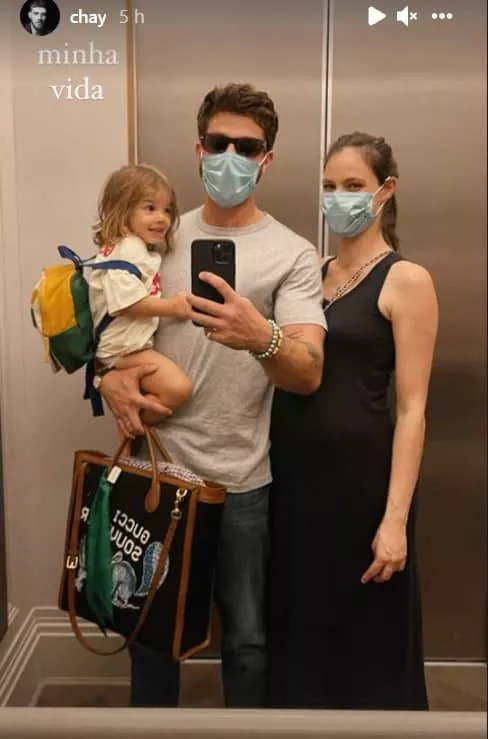 Chay Suede junto com a esposa grávida e a filha