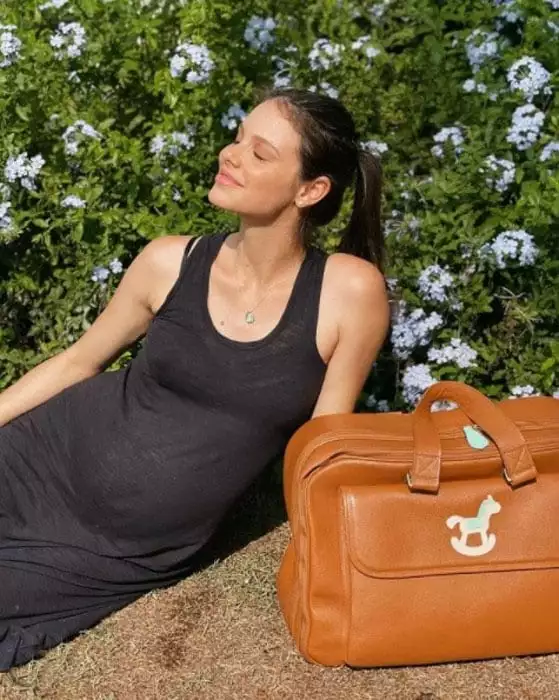 A atriz Laura Neiva, esposa de Chay Suede, encantou ao mostrar a barriga e a bolsa de maternidade 