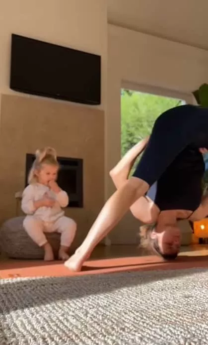Fernanda Lima praticando o ioga na companhia da filha