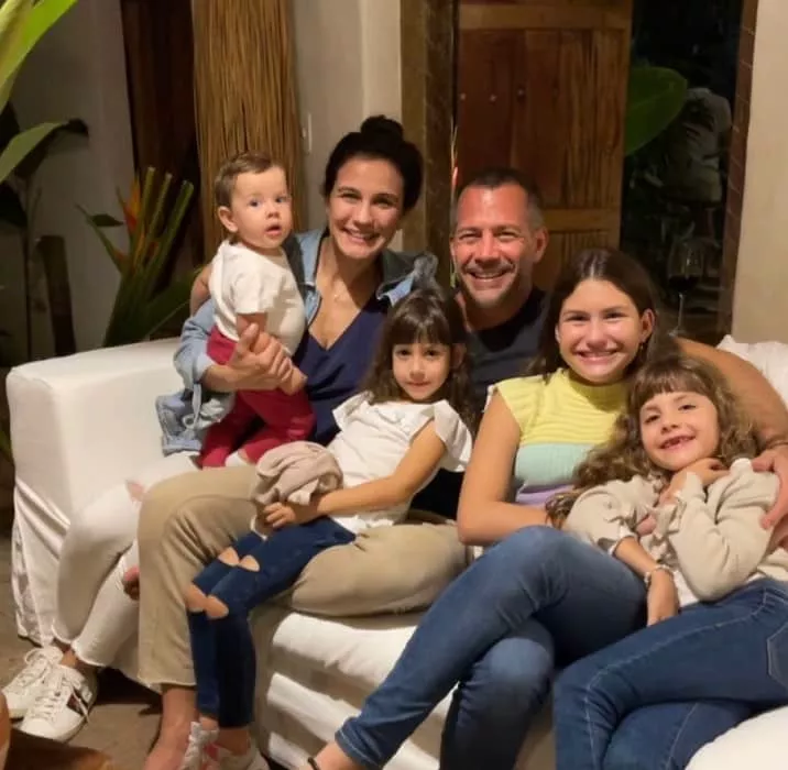 Malvino Salvador e Kyra Gracie estão viajando em família 