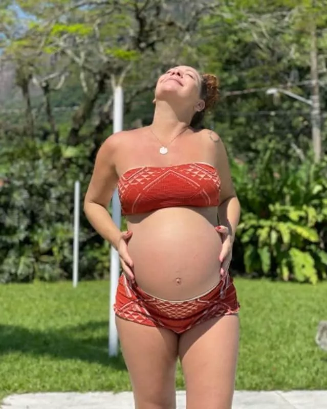 Fabiula Nascimento, esposa de Emílio Dantas, exibiu sua barriga de grávida 