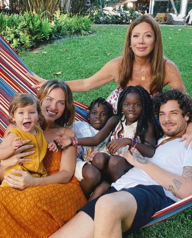 A atriz Giovanna Ewbank posou com os filhos, a mãe e o irmão