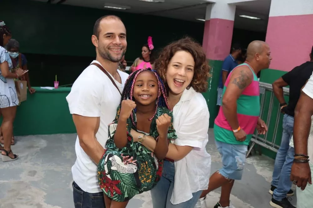 Leandra Leal junto com sua filha Júlia e o marido Guilherme Burgos