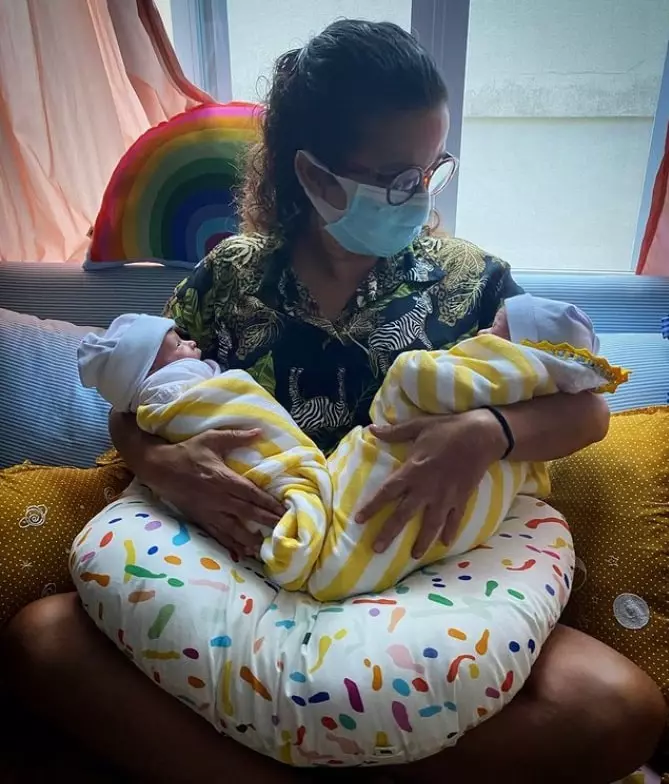 As bebês gêmeas recém-nascidas de Nanda Costa
