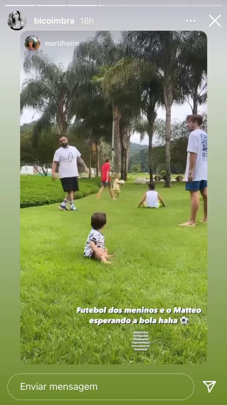 Filho de Carol Dantas e Neymar Jr. brinca em jardim