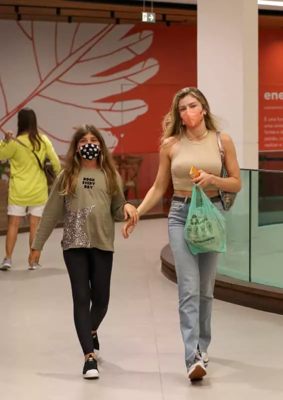 Filha de Cauã Reymond e Grazi Massafera passeia no shopping em rara aparição 