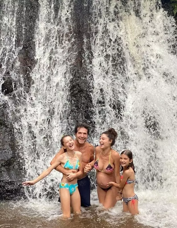 O cantor Daniel e a família se divertindo em uma cachoeira 