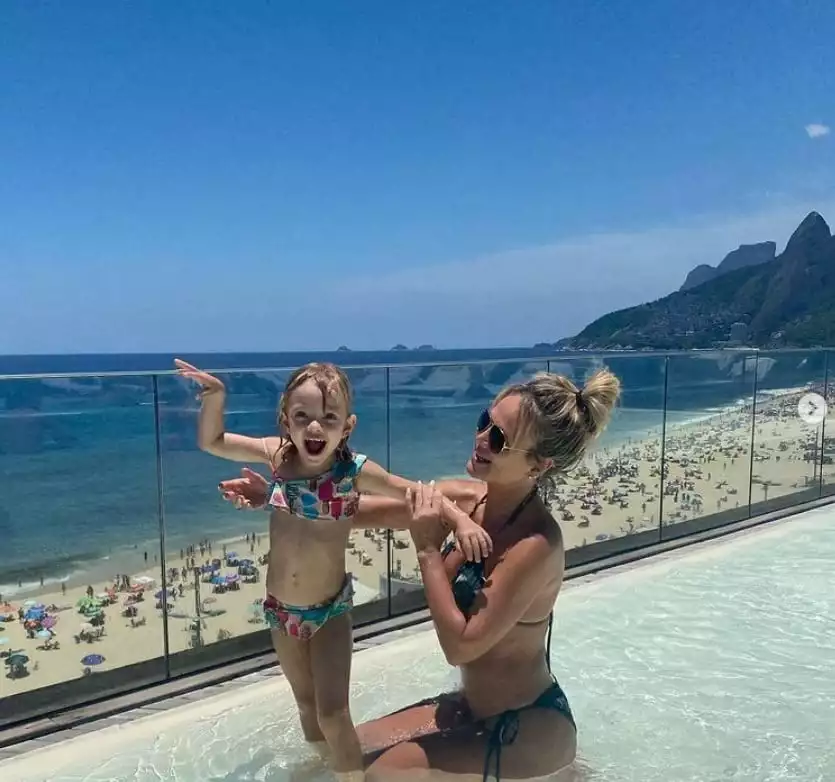 Eliana em um hotel luxuoso com a sua filha