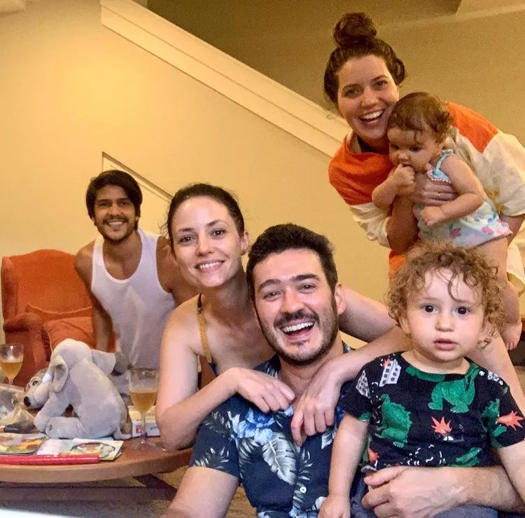 Nathalia Dill e família se encontram com Marcos Veras