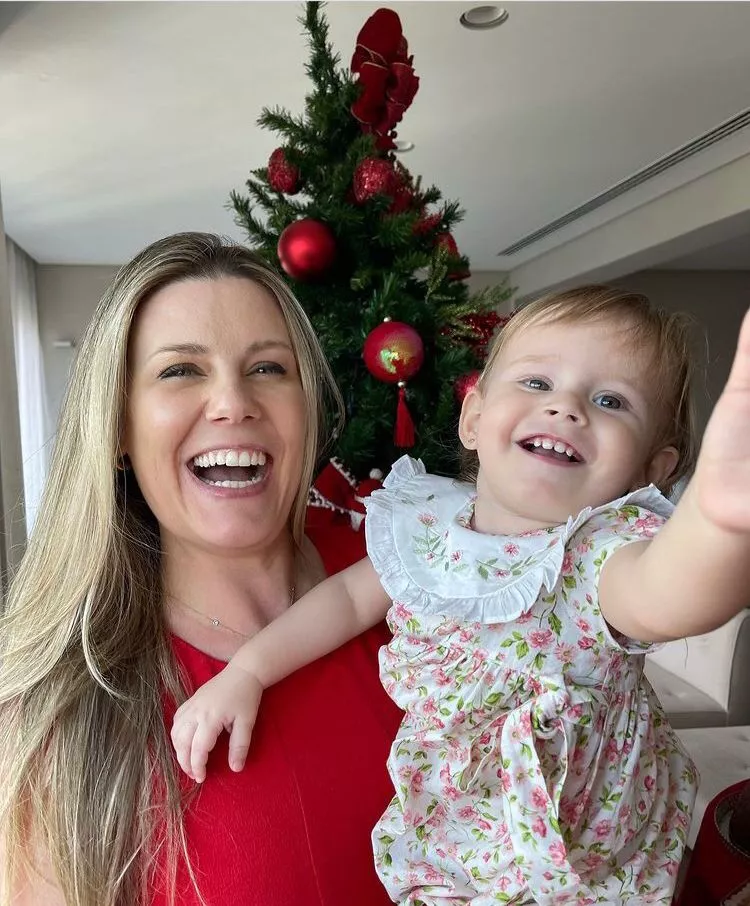 Esposa de Tiago Leifert aparece com sua bebê no Natal