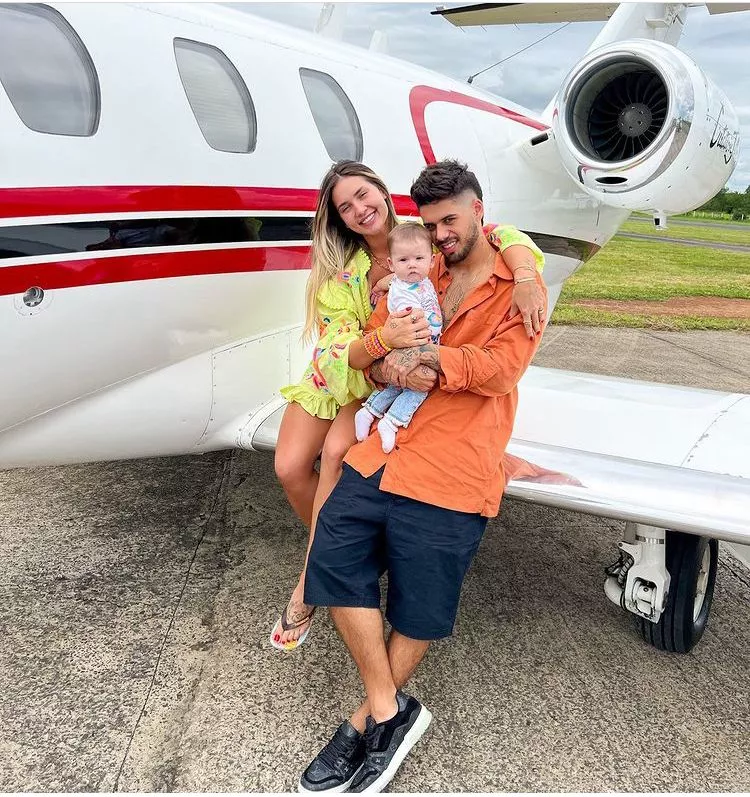 Zé Felipe posa com família em frente a avião particular