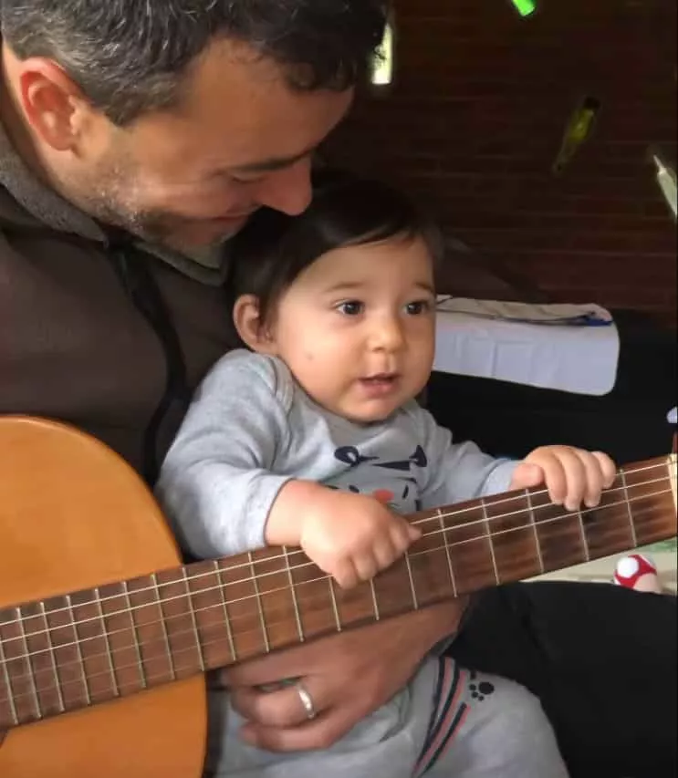 Andreia Sadi mostra seu bebê brincando no violão
