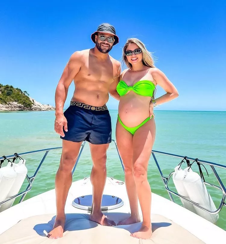 Hulk posa com esposa grávida em passeio de barco