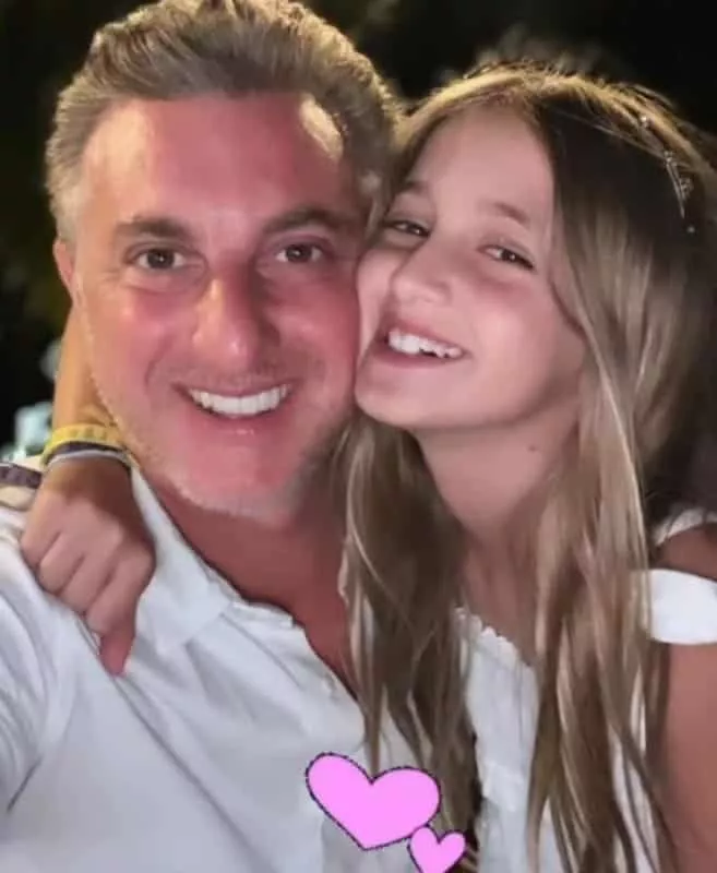 O apresentador Luciano Huck com a filha caçula, Eva
