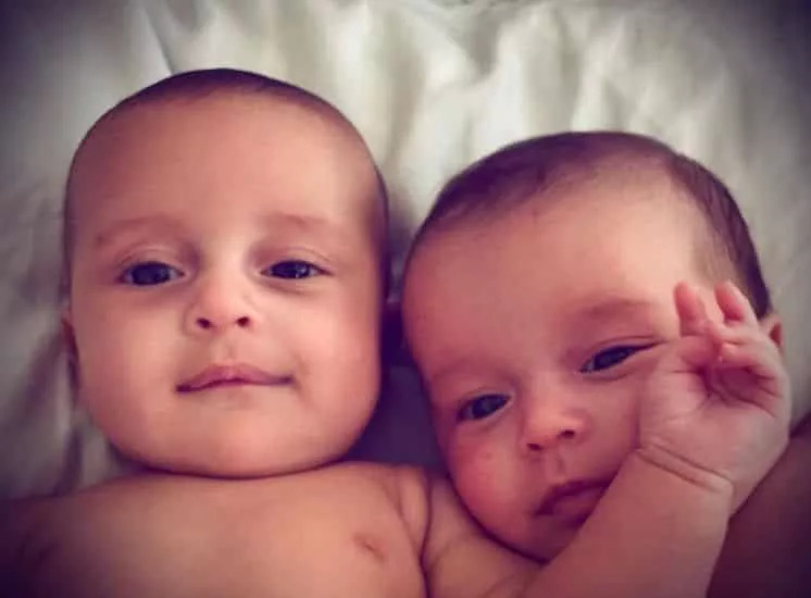 Nanda Costa mostra suas bebês gêmeas