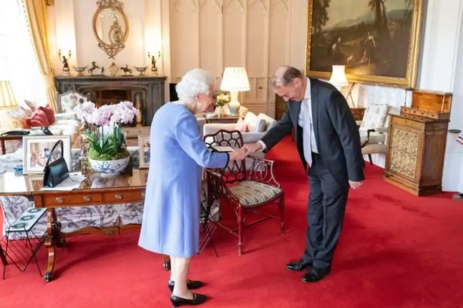 A Rainha Elizabeth II com o músico Thomas Trotter, no Palácio de Windsor