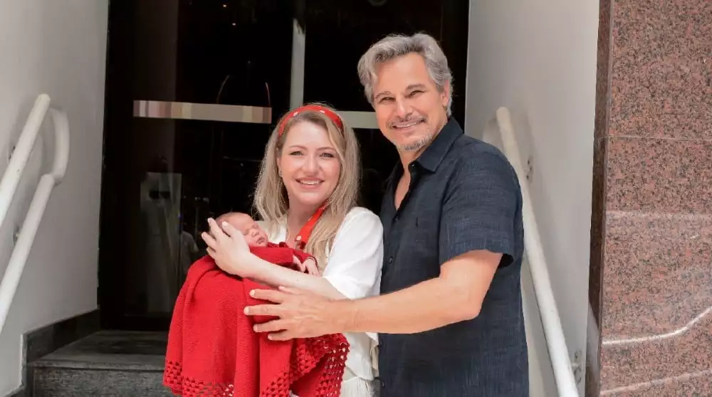Os atores Edson Celulari e Karin Roepke deixando a maternidade nesta quinta-feira