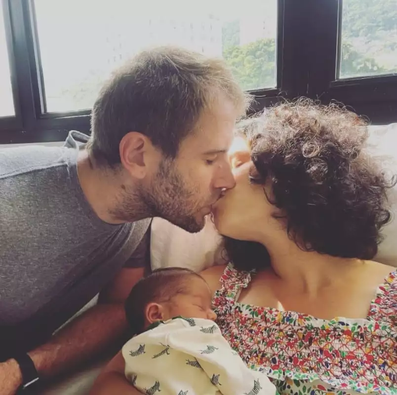 Maria Flor e Emanuel Aragão com o recém-nascido no colo